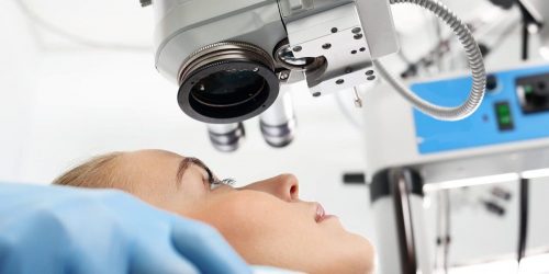 Patient sous le microscope opératoire pendant l'intervention